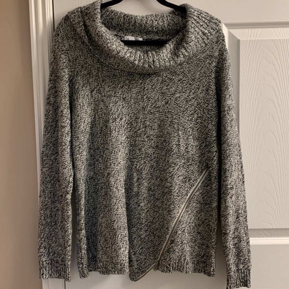 Beautiful knit sweater with great zipper detail